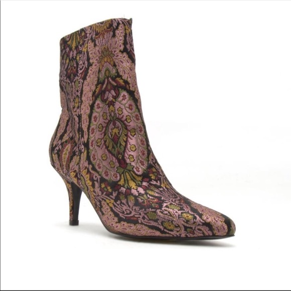 Shoes - 🆕 LAST ONE❗️Trendy Paisley Fabric Boot